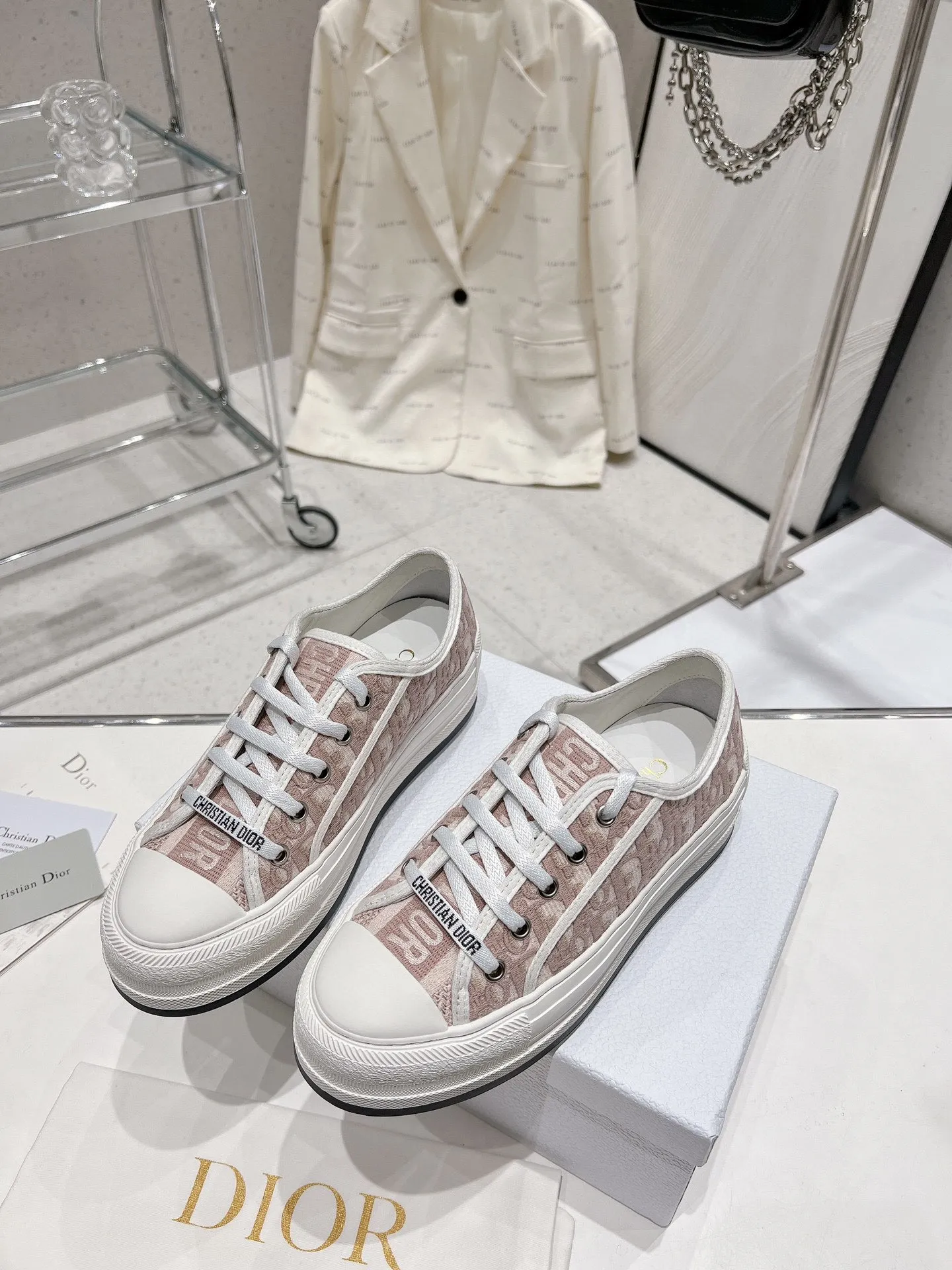 👟👟Ex-factory price P520👟👟 Dior Series Dior Dior 2024 Walk'n Series Presbyopia Embroidery Thick-soled Canvas Shoes Casual Sports Shoes Original Purchase Development Production This Walk'n'Dior thick-soled sneaker is a fashionable item that enhances the style of this series. Oblique printed cotton embroidered upper with comfortable platform sole, tongue and Christian Dior Paris signature laces. Can add fashionable temperament to all kinds of casual looks ▪️Fabric: Original customized imported Oblique printed embroidery ▪️Lining: Imported soft sheepskin lining ▪️Outsole: Original exclusive molded TPU material ▪️Sole thickness: 4.5CM ▪️Size: Women's 35-40